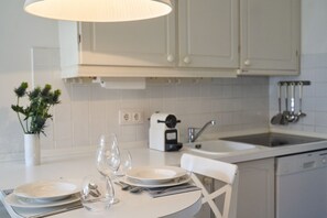 Dishwasher, coffee/tea maker, electric kettle, toaster