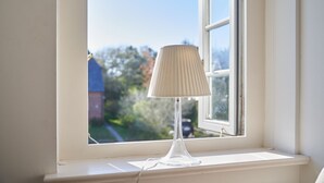 A window with a clear view of a house and trees outside. - Söl`ring Hüs S0/29 - Söl'ring Hüs (Sylt)
