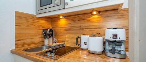 Fridge, microwave, stovetop, dishwasher