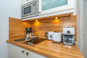 Kjøleskap, mikrobølgeovn, kokeplater og oppvaskmaskin