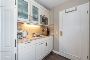 Réfrigérateur, micro-ondes, plaque de cuisson, lave-vaisselle