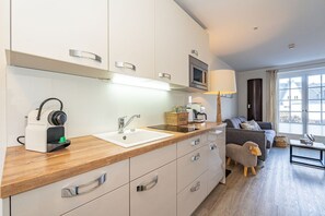 Unclassified image, 3 of 25, button