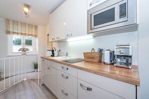 Kjøleskap, mikrobølgeovn, kokeplater og oppvaskmaskin