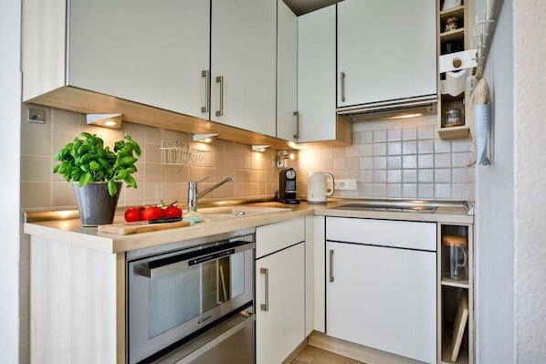 Fridge, oven, dishwasher, coffee/tea maker