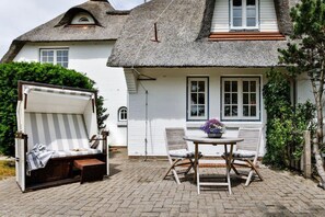 Unclassified image, 2 of 11, button