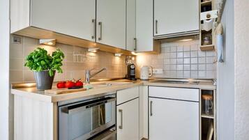 KĂŒhlschrank, Ofen, GeschirrspĂŒler, Wasserkocher mit Kaffee-/Teezubehör