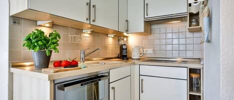 Réfrigérateur, un four, lave-vaisselle, cafetiÚre-théiÚre