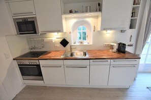 Kjøleskap, mikrobølgeovn, ovn og kokeplater