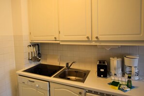 Dishwasher, coffee/tea maker, electric kettle, toaster