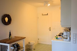 Dishwasher, coffee/tea maker, electric kettle, toaster