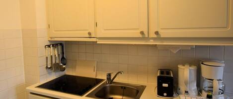 Coffee/tea maker, dishwasher, electric kettle, toaster
