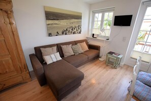 Unclassified image, 2 of 10, button - Söl'ring Hüs app. SO/15 - Söl'ring Hüs (Sylt)