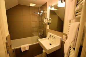 Une salle de bain moderne avec une baignoire, un lavabo et une douche.