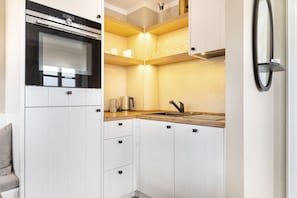 Kjøleskap, mikrobølgeovn, kokeplater og oppvaskmaskin