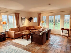 Unclassified image, 2 of 25, button