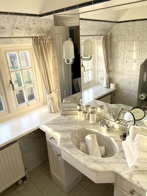 Unclassified image, 4 of 25, button