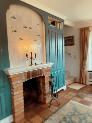 A room with a brick fireplace, teal cabinetry, and a staircase. - Hellas Hüs - Hellas Hüs ST/48 (Sylt)
