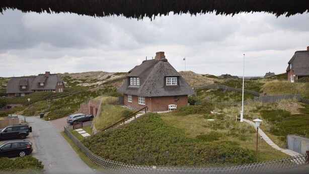 A thatched-roof house with a small garden and a paved driveway. - Strandstraße 26 - ST/26 Im Dünen Wai 07 (Sylt)
