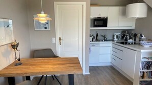 Kaffetrakter/tekoker, kjøleskap, mikrobølgeovn og kokeplater