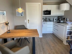 Kühlschrank, Mikrowelle, Herdplatte, Geschirrspüler