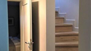 A staircase leading to a second floor, with a door on the left side. - House Wattblick App. WB/01 - Wattblick (Sylt)