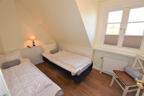 2 bedrooms, iron/ironing board, WiFi