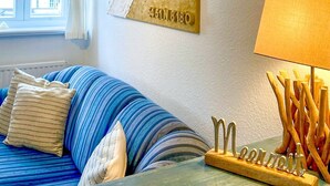 Une pièce comprenant un lit, une lampe et une œuvre d’art accrochée au mur.