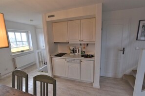 Kjøleskap, mikrobølgeovn, oppvaskmaskin og kaffetrakter/tekoker