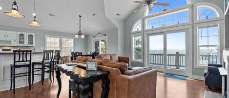 Fernseher, DVD-Player, Videothek, Stereoanlage