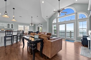 电视、DVD 播放器、影片库、立体声音响