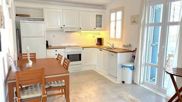 Een koelkast, een microgolfoven, een oven, een kookplaat