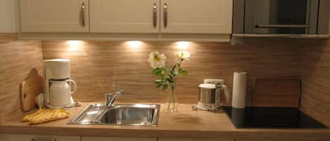 Fridge, microwave, stovetop, dishwasher