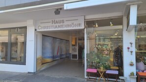 Une devanture de magasin avec une enseigne indiquant « HAUS CHRISTIANENHÖHE ».