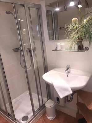 Douche, sèche-cheveux