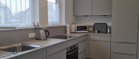 Kühlschrank, Mikrowelle, Ofen, Geschirrspüler