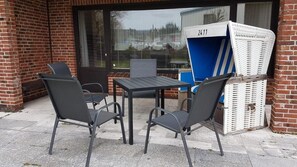 Outdoor dining - house Bismarckstr. 40 apartments 40 - 3 room apartment with a beautiful terrace. (Sylt)