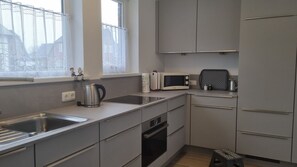 Fridge, microwave, oven, dishwasher - house Bismarckstr. 40 apartments 40 - 3 room apartment with a beautiful terrace. (Sylt)