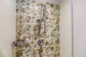 Dusche, Haartrockner, Bidet, Handtücher
