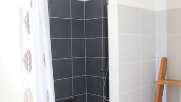 Douche, sèche-cheveux, serviettes fournies, savon