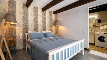 Luxury Studio, Kitchen, Courtyard View | Egyptian cotton sheets, premium bedding, pillowtop beds