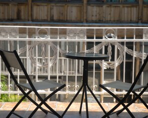 Luxury Studio, Kitchen, Courtyard View | Egyptian cotton sheets, premium bedding, pillowtop beds - Cozy Studios on Freedom Square (Tbilisi)