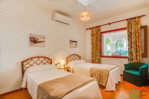 3 soverom, safe på rommet, strykejern/-brett og reiseseng for barn