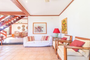 House | Living area | 32-inch TV with digital channels - GB51 Excelente Casa 4 Suítes Vista Mar (Camaçari)