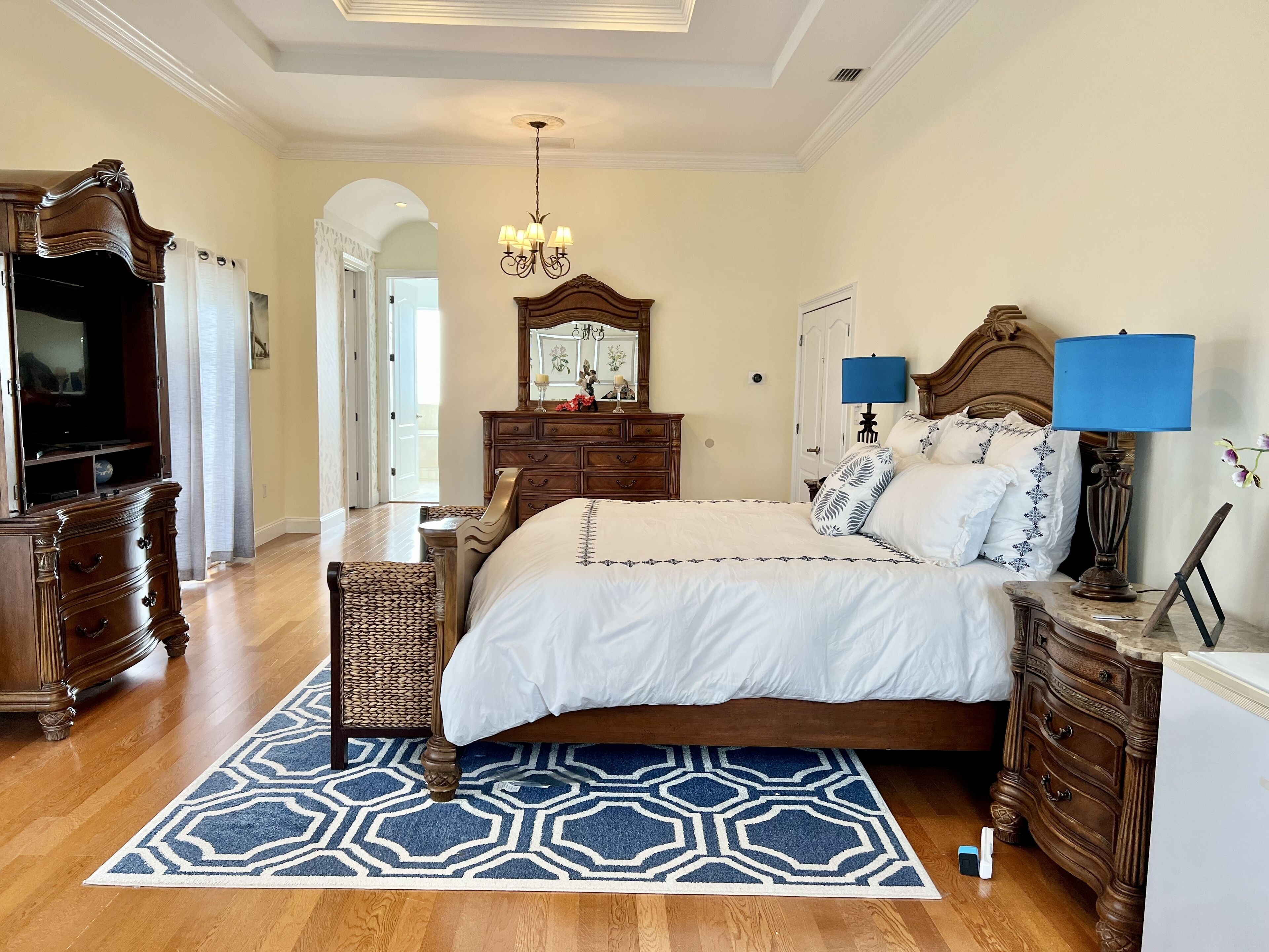 Spacious, beautiful 4 bedroom house with heated pool 10 min from Beach.