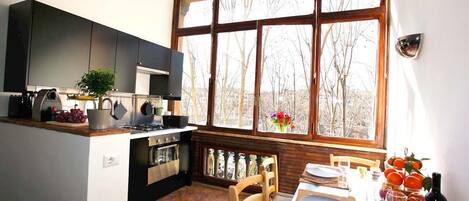 Coffee/tea maker, cookware/dishes/utensils