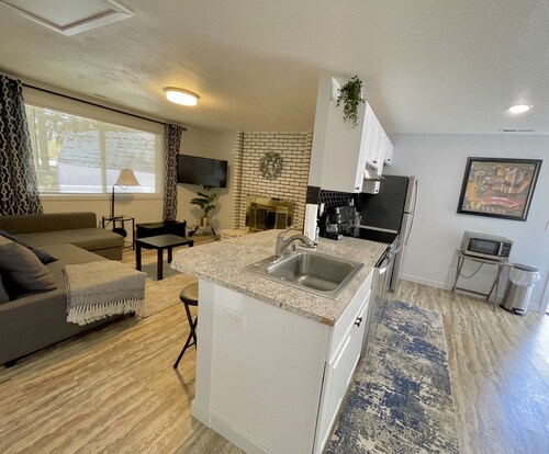Private 2 bedroom Guest Suite - pet friendly