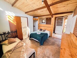 Habitación cuádruple Deluxe, 1 habitación | Decoración personalizada y cortinas blackout 