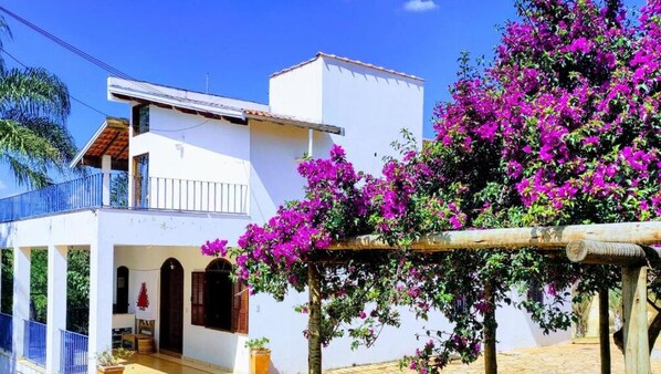 Vista frontal de la propiedad