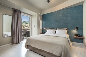 Quarto casal ou duplo conforto | Roupas de cama antialérgicas, cofres nos quartos, escrivaninha