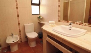 Shower, hair dryer, towels, shampoo
